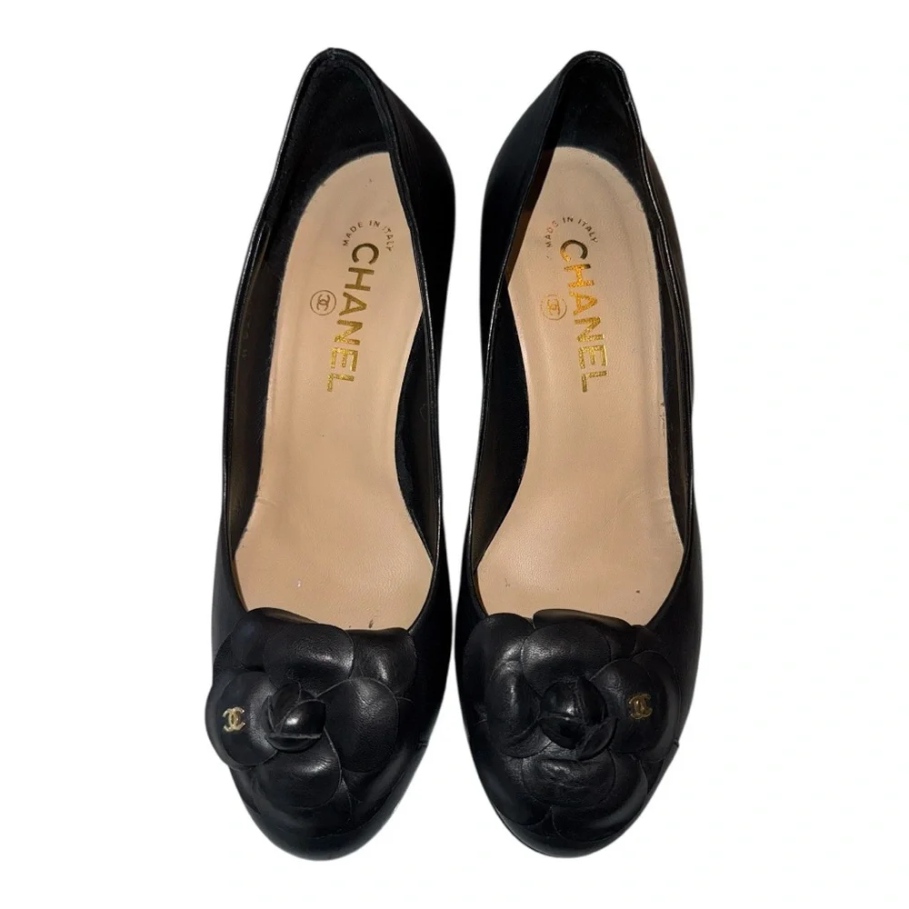 CHANEL Black Leather Camellia pumps - Picture 1 of 4
